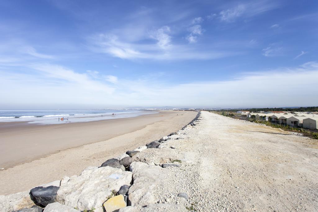 Lisbon Waves Surf Lodge Almada Bagian luar foto