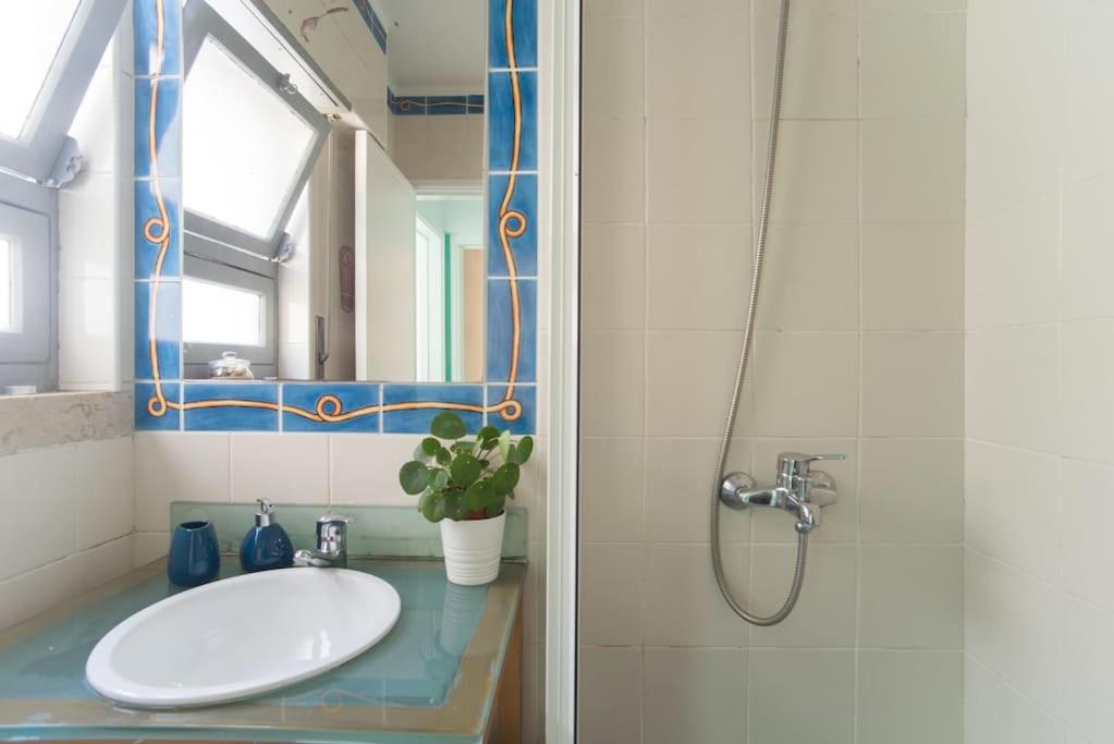 Lisbon Waves Surf Lodge Almada Bagian luar foto