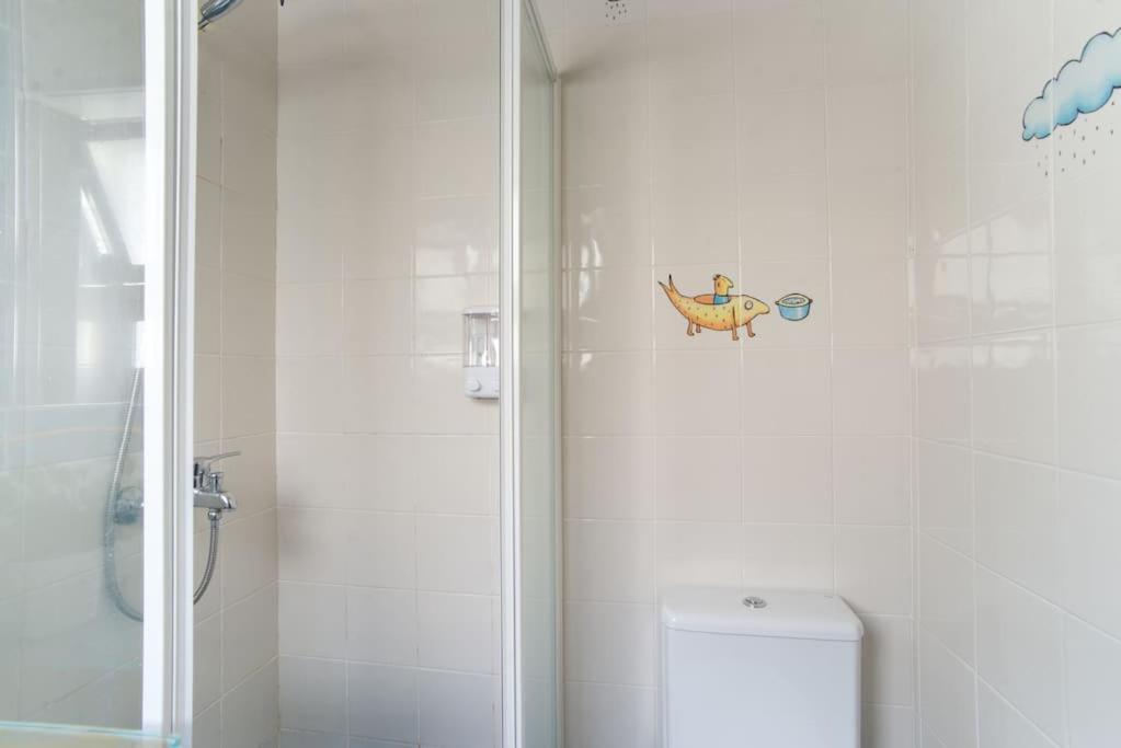 Lisbon Waves Surf Lodge Almada Bagian luar foto