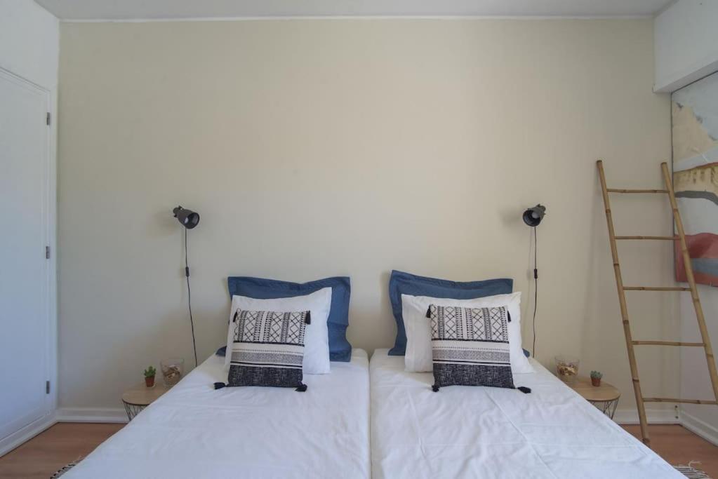 Lisbon Waves Surf Lodge Almada Bagian luar foto